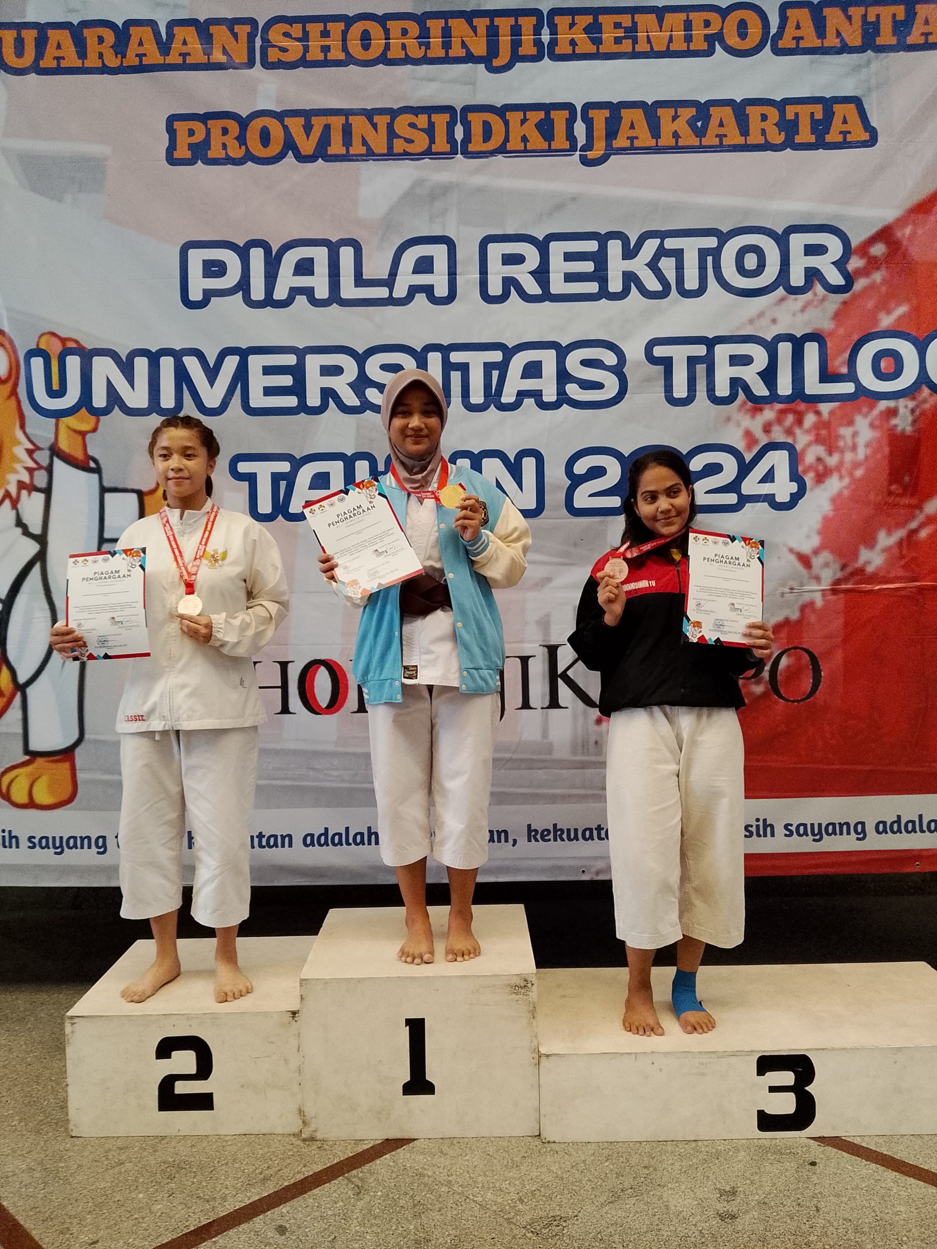 JUARA 1 RANDORI KELAS 55 KG PUTRI