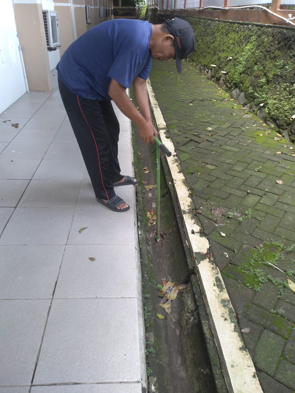 PEMBUATAN DAN PERAWATAN LUBANG BIOPORI PEMBUATAN DAN PERAWATAN LUBANG BIOPORI